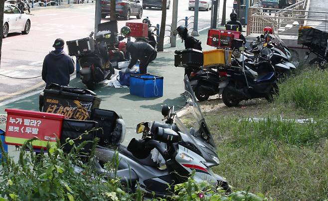 서울 용산구 한남동 인도에서 배달 오토바이들이 대기하고 있다. [사진 제공 = 연합뉴스]