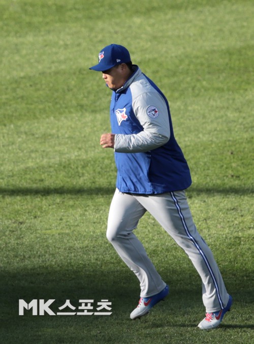 토론토 류현진이 필라델피아 필리스와 2020 MLB 원정경기 선발등판에 앞서 몸을 풀고 있다. 사진=고홍석 통신원