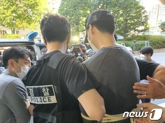 지난해 9월 15일 서울서부지법에서 열린 구속영장실질심사에 출석한 이씨의 모습. 이씨는 지난해 7월 여자친구 황예진씨에 폭력을 휘둘러 숨지게 한 혐의를 받는다./사진=뉴스1