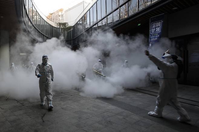 11일(현지시간) 중국 산시성 시안에서 보건당국 직원들이 개인보호장비를 착용하고 코로나19 감염 방지 소독에 나서고 있다. /사진=AFP