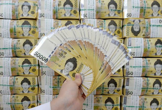 지난해 11월 시중에 풀린 돈이 40조원 가까이 급증한 것으로 나타났다. 사진은 서울 중구 하나은행 본점 위변조대응센터에서 직원이 오만원권 지폐를 살펴보는 모습./사진=뉴스1
