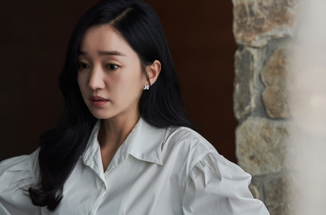 Soo Ae throws a match for Lee E-DamIn the 11th episode of the JTBC drama City of the Duke (playplayed by Son Se-dong/directed by Jeon Chang-geun/produced by High Story D & C, JTBC Studio), which will be broadcast on January 12, Yoon Jae-hee (Soo Ae) will show off his side of the plotting again, and signs of reestablishing relations with Kim Lee Seol (Lee E-Dam) It is.Earlier, Yoon Jae-hee had been blinded several times by her husband Jung Jun-hyuk (Kim Kang-woo), who had excessive female bias.Yoon Jae-hees strong desire to somehow put Jung Joon-hyuk in the presidency has even reached the point of covering his affair.But he even flirted with Kim Seel, an employee and trusted member of the art space team he represented, and made him miserable.In the meantime, Jung Jun-hyuk has shamelessly tried to touch Kim Lee Seol at his wifes workplace, and also said, I am a great person, but I do not let my heart beat.Above all, Yoon Jae-hee is shocked to hear all of it behind the covered curtain.With no one else to believe, Yoon Jae-hee is planning to make a bold decision on whether he can make Lee Seol a sure my person.In the public photos, the eyes of Yoon Jae-hee, who has already been deeply injured by suspicion of her husband and Lee Seol, hurt her heart.Nevertheless, there is a willingness to solve this situation somehow, and it makes the word Yoon Jae-hee come out.The expression of Kim Seol, who was on the test, can not predict emotions as usual, but I feel a lot of agitation.I do not face it, but there is a tense tension that seems to be broken by the two.In addition, Seo Han-sook (Kim Mi-sook), who watches this interestingly, stands out.The thoughts flowing in Seo Han-sooks head, which always looks at the two as they stand back and watch, stimulate curiosity.