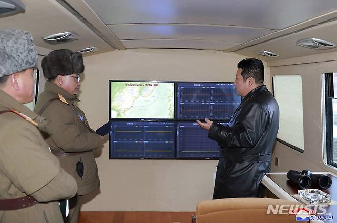[평양=AP/뉴시스] 북한 조선중앙통신이 11일 김정은 국무위원장이 극초음속 미사일 시험 발사를 참관한 모습을 공개했다. 2022.01.12.