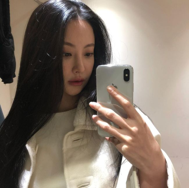 Oh Yeon-seo flaunts beautyOn the afternoon of the 12th, actor Oh Yeon-seo released several photos without any comment on his instagram.The photo shows Oh Yeon-seo taking a selfie in front of the mirror. Oh Yeon-seo, who owns a distinctive feature, poses with long hair hanging down.Especially, the visuals of Oh Yeon-seo like dolls catch the attention of the fans.On the other hand, Oh Yeon-seo confirmed the appearance of KBS 2TV new drama Beautiful Party.Minnam Party is a former profiler and a comic investigative drama about the current ovation shaman.Seo In-guk and Oh Yeon-seo will show off the ovation shaman Nam Han Jun and Detectives in Trouble Detective Han Jae hee respectively.Oh Yeon-seo Instagram