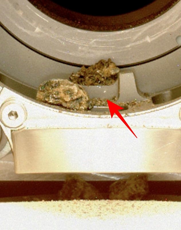 미국항공우주국(NASA)의 화성 탐사 로버 퍼서비어런스에 끼인 돌조각