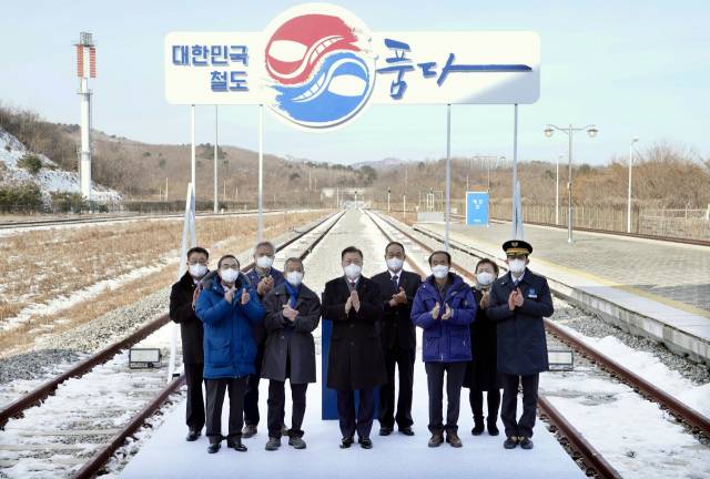 문재인 대통령이 5일 강원 고성군 제진역에서 열린 동해선 강릉~제진 철도건설 착공식이 끝난 뒤 참석자들과 박수를 치고 있다. /연합뉴스