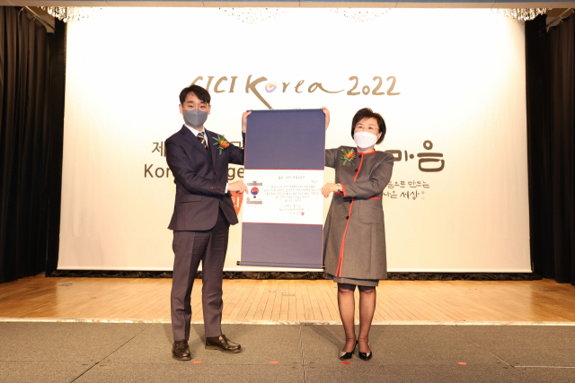 강동한(왼쪽) 넷플릭스 한국 콘텐츠 총괄 VP가 제18회 한국이미지상을 받고 기념촬영을 하고 있다. /사진 제공=CICI