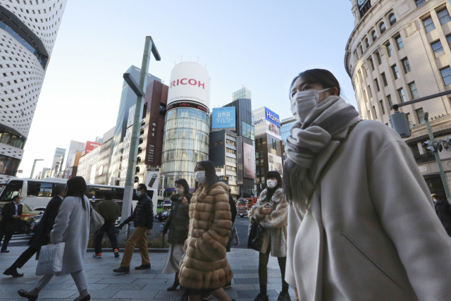 일본 도쿄에 코로나19 오미크론 변이가 광범위하게 퍼진 것으로 알려진 가운데 12일 시민들이 마스크를 쓰고 거리를 걷고 있다. /AP연합뉴스