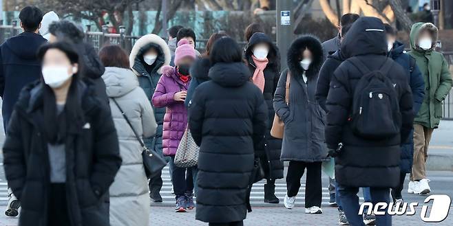 두꺼운 겨울 외투를 챙겨입은 시민들이 출근길 발걸음을 재촉하고 있다. 2022.1.12/뉴스1 © News1 민경석 기자