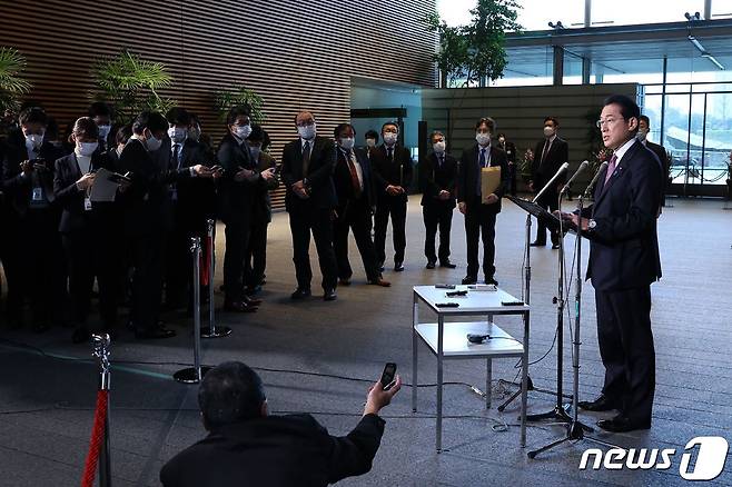 기시다 후미오 일본 총리가 11일(현지시간) 도쿄 총리 관저에서 취재진을 만나 "북한이 계속 미사일을 발사하고 있는 것은 극히 유감이다＂고 밝히고 있다. © AFP=뉴스1 © News1 우동명 기자