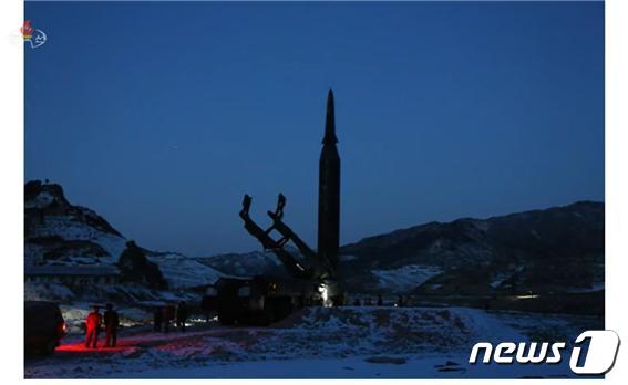 북한이 전날인 12일 공개한 극초음소미사일의 발사 과정. 미사일이 이동식발사대(TEL)에서 기립한 모습이다.(조선중앙TV 갈무리)© 뉴스1