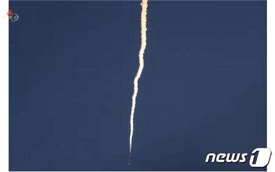 북한이 전날인 12일 공개한 극초음속미사일의 모습.(조선중앙TV 갈무리)© 뉴스1