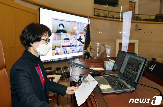 대전시의회 관계자가 본회의장에서 PC영상회의 시스템을 활용한 원격 영상회의 모의 시연을 하고 있다.(대전시의회 제공)© 뉴스1