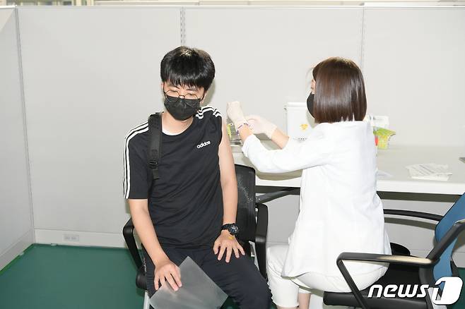 예산군에 거주하는 한 학생이 코로나19 백신 접종을 하고 있다. (예산군 제공)© 뉴스1