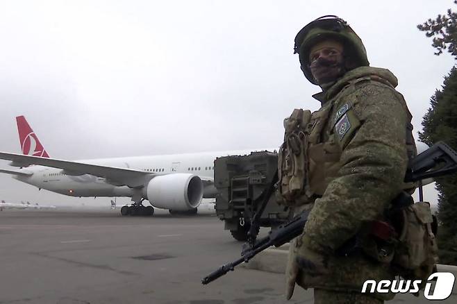 12일(현지시간) 카자흐스탄 알마티에 있는 공항에서 집단안보조약기구(CSTO) 평화유지군인 러시아 군이 경비를 하고 있다. © AFP=뉴스1 © News1 우동명 기자