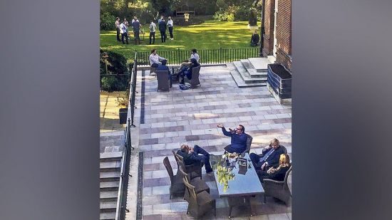 2020년 5월 코로나19 첫 봉쇄기간 동안 보리스 존슨 영국 총리 부부가 관저에서 측근들과 음주 파티를 즐기고 있다.(사진출처:가디언)