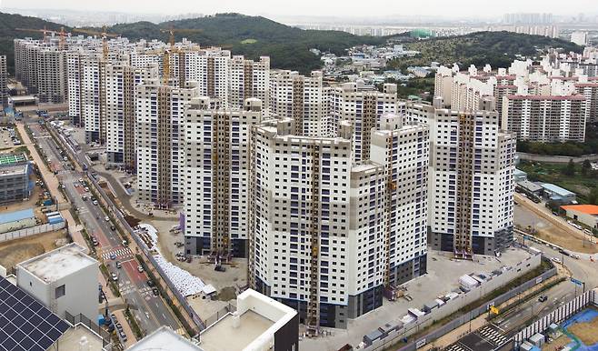 인천 검단 신도시에 건축 중인 대규모 아파트 단지를 드론으로 촬영한 모습. /조선일보DB