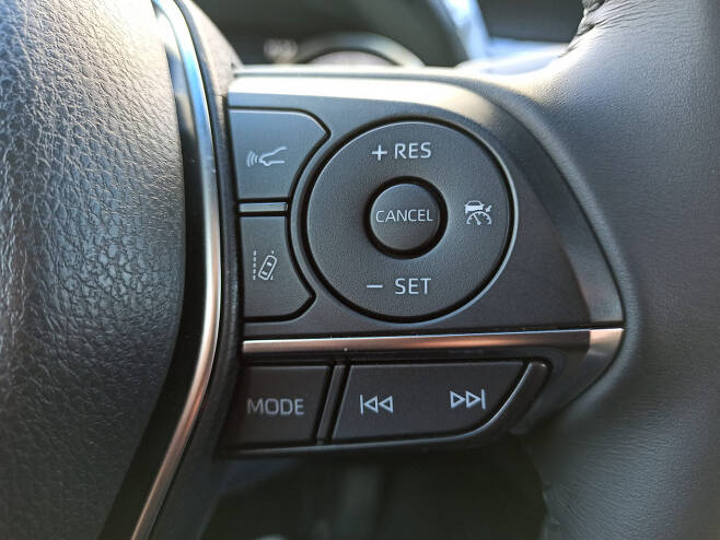 반자율주행 활성화를 위한 버튼은 운전대 우측에 위치한다.