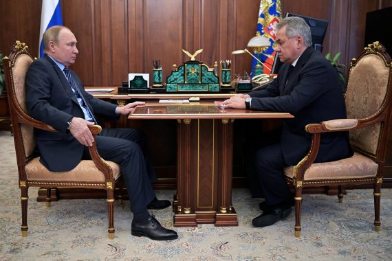 블라디미르 푸틴 러시아 대통령(왼쪽)이 13일(현지시간) 러시아 모스크바에서 세르게이 쇼이구 러시아 국방장관과 면담하고 있다.로이터뉴스1