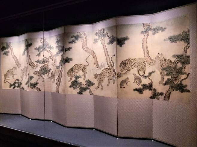 한국 회화사에 전해지는 호랑이 그림들 가운데 가장 큰 19세기의 8폭 병풍 <월하송림호족도>. ‘달빛 아래 소나무 숲 사이 호랑이들’로 풀이되는 이 그림은 10여마리의 호랑이 떼를 그려넣은 대작이다.
