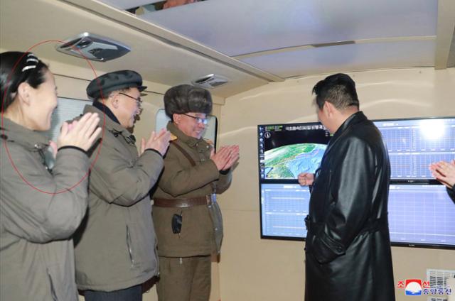 북한 국방과학원이 11일 김정은 국무위원장이 참관한 가운데 극초음속미사일 시험 발사를 진행해 성공시켰다고 조선중앙통신이 보도했다. 연합뉴스