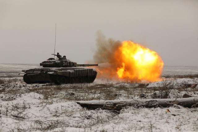 우크라이나와 국경을 맞대고 있는 러시아 남부 로스토프 지역에서 12일 탱크 부대가 발포하며 훈련을 하고 있다. 로스토프=AP 연합뉴스