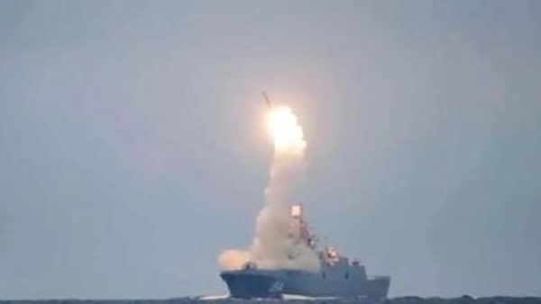 [사진 제공: 연합뉴스] 극초음속 미사일 '치르콘' 발사 모습