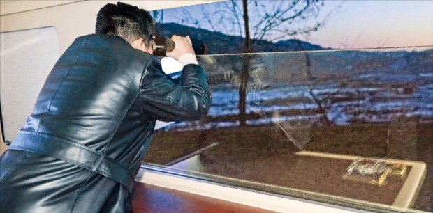 김정은 북한 국무위원장이 지난 11일 쌍안경을 들고 극초음속미사일 시험 발사를 참관하고 있다. /조선중앙통신연합뉴스