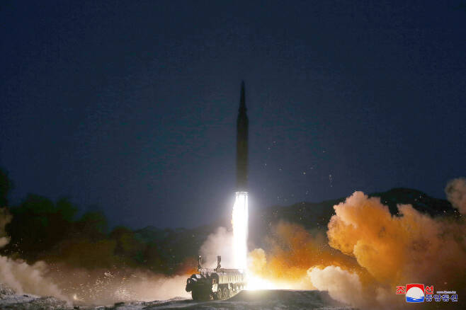 북한 국방과학원은 김정은 국무위원장이 참관한 가운데 지난 11일 극초음속미사일 시험발사를 진행해 성공시켰다고 조선중앙통신이 12일 보도했다.  조선중앙통신·연합뉴스