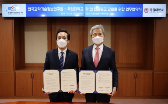 김재수 KISTI 원장(사진 왼쪽)과 권혁대 목원대 총장이 과학기술데이터 인재양성을 위한 업무협약을 한 모습./사진제공=KISTI