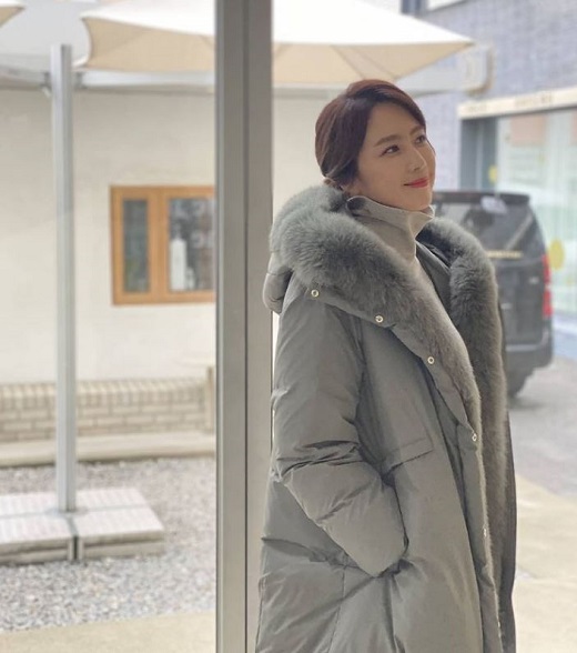 Actor Hong Eun Hee showed off her beauty while the dimensions were different.Hong Eun Hee posted a picture on his 13th day, saying, Today is steamed ~ winter.In the photo, Hong Eun Hee is smiling, looking somewhere in a long padding jacket, her hair tied low into one, saving an elegant atmosphere.The appearance of a 40-year-old man is not believed to be young enough to attract attention. Many netizens responded Goddess, Goddess Kangrim, and Beautiful.Actor Park Solmi, the best friend of Hong Eun Hee, also praised it as pretty we are.Meanwhile, Hong Eun Hee married actor Yoo Jun-sang in 2003 and has two sons.