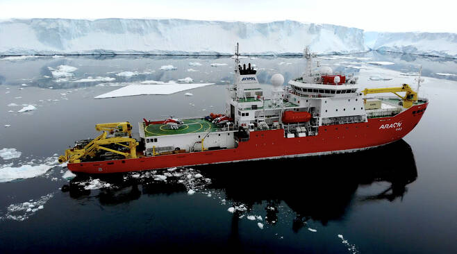 2020년 1, 2월 서남극 스웨이트 빙하 인근 지역을 탐사 중인 쇄빙연구선 아라온호.[극지연구소 제공]