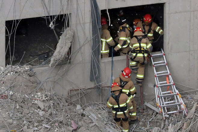 실종자 6명이 발생한 광주 서구 주상복합아파트 붕괴사고 현장에서 13일 오후 119구조대가 건물 내부로 진입하고 있다. 연합뉴스