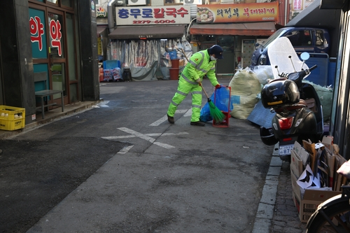서울 중구의 거리에서 환경 미화원이 청소를 하고 있다. /사진 제공=중구