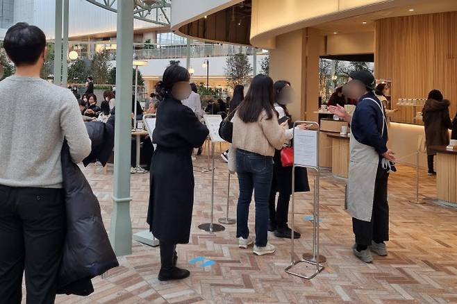 지난 10일 서울 여의도 백화점 내 카페에서 시민들이 방역패스를 확인하기 위해 줄을 서 있다. (사진=이데일리DB)