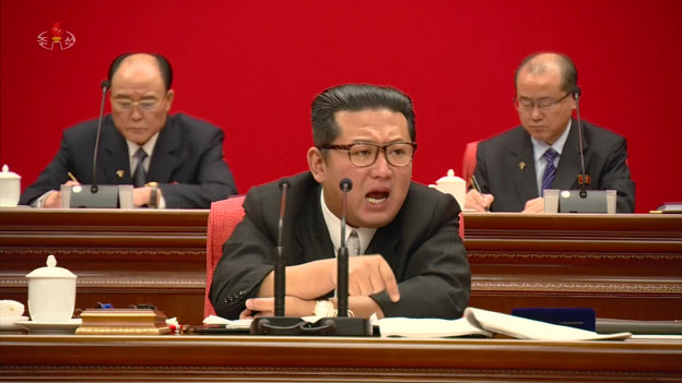 김정은 북한 국무위원장이 지난해 말 열린 노동당 전원회의 도중 인상을 찌푸린 채 책상 위에 놓인 자료를 손가락으로 가리키며 참석자들을 질타하는 듯한 모습. (사진=연합뉴스)