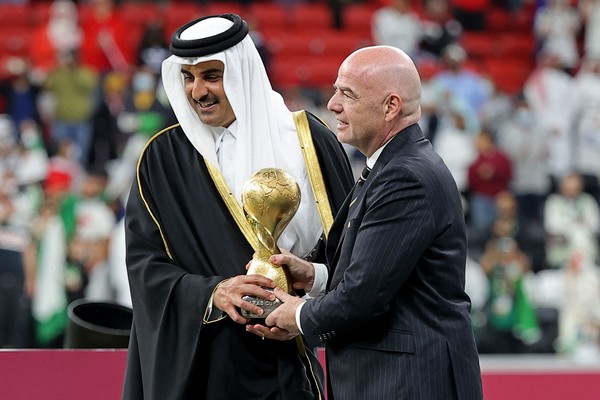 사진=AFP연합뉴스, 타밈 빈 하마드 알사니 카타르 국왕(왼쪽)-인판티노 FIFA 회장