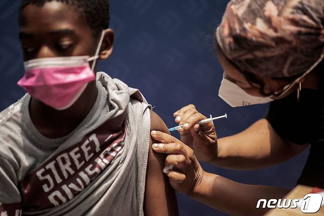 지난달 15일(현지시간) 남아프리카공화국 요하네스버그에 마련된 코로나19 백신 접종소에서 어린이가 화이자 백신을 맞고 있다. © AFP=뉴스1 © News1 우동명 기자