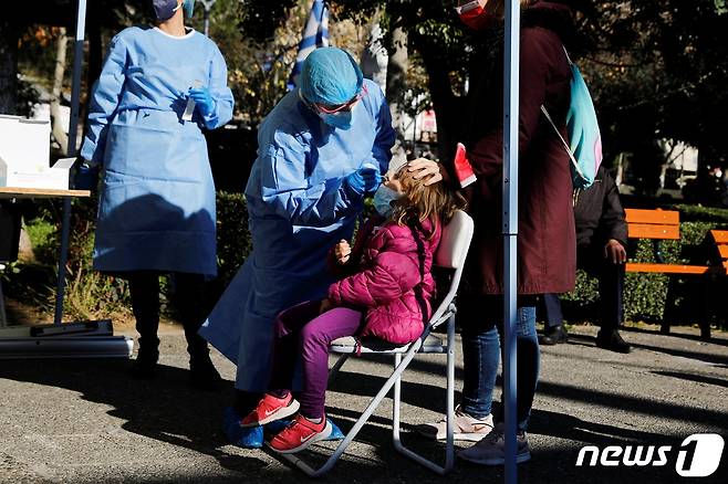 그리스 아테네 소재 한 병원에서 지난 3일(현지시간) 사람들이 코로나19 검사를 받고 있다. © 로이터=뉴스1 © News1 원태성 기자