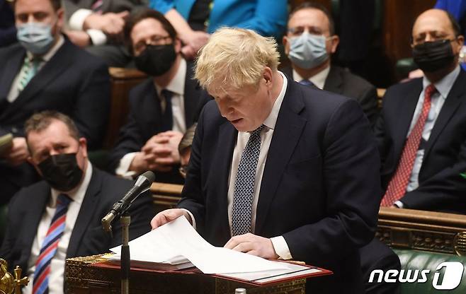 12일(현지시간) 보리스 존슨 영국 총리가 런던 하원에서 열린 질의응답에 임하고 있다. 2022.01.12 © AFP=뉴스1