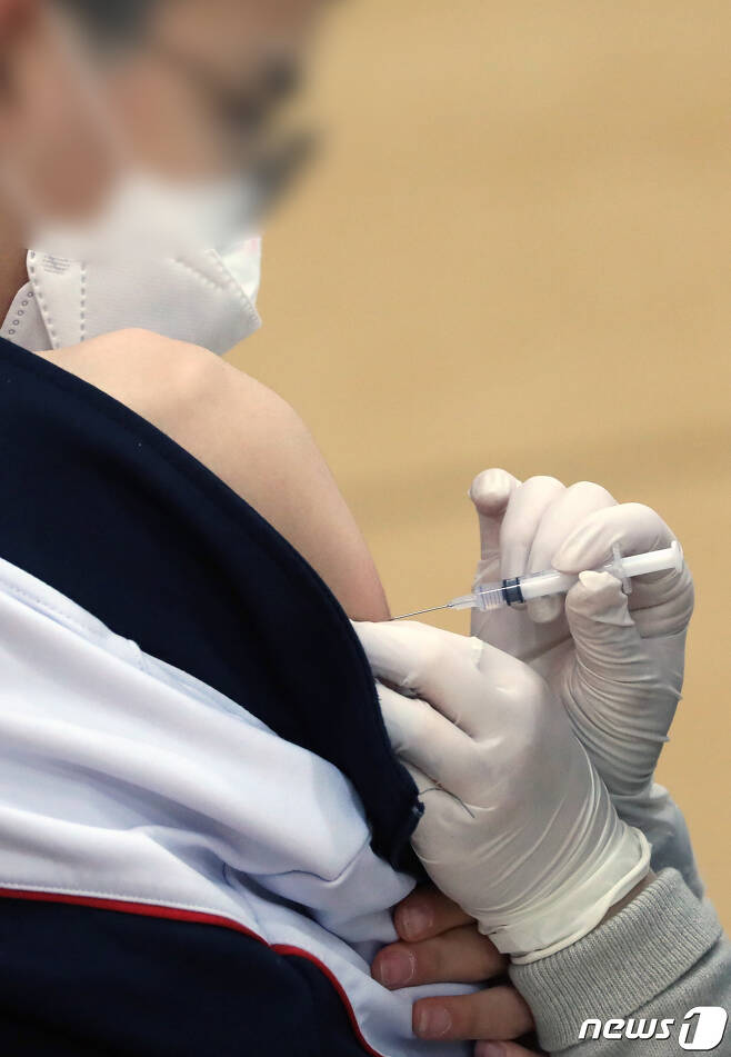 한 중학생이 코로나19 백신을 접종하고 있다. 뉴스1 © News1 장수영 기자