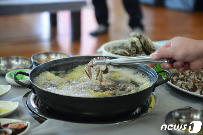 오는 24일부터 다음달 6일까지 홍성 남당항 새조개 축제가 열린다.(자료사진) (홍성군 제공)© 뉴스1