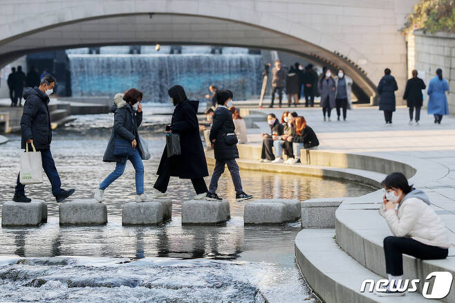 서울 종로구 청계천에서 시민들이 산책을 하고 있다. © News1 민경석 기자