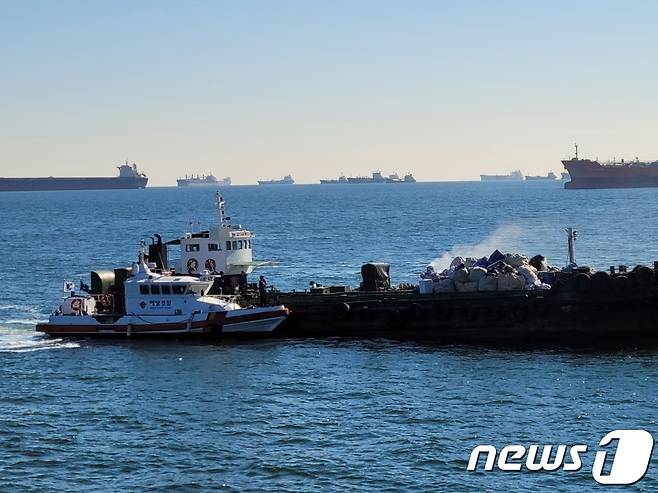 14일 오후 1시7분쯤 여수시 수정동 오동도 북동방 약 5.5㎞ 해상에서 140톤급 석유제품운반선 A호에서 훈증제가 폭발하는 사고가 발생, 해경이 구조작업을 벌이고 있다.(여수해양경찰서 제공) 2022.1.14/뉴스1 © News1