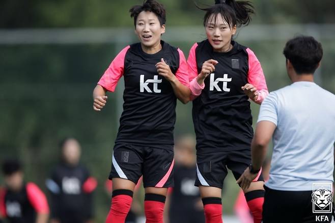 여자 축구대표팀의 권하늘(오른쪽)과 장슬기(왼쪽)(대한축구협회 제공)© 뉴스1