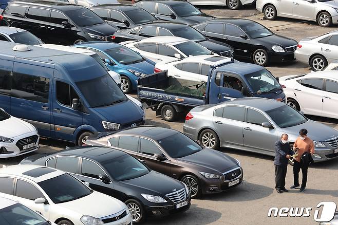 지난해 10월 26일 오전 서울시내 한 중고차시장에 판매를 위한 중고차들이 주차돼 있다. 2021.10.26/뉴스1 © News1 조태형 기자