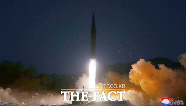 합동참모본부는 14일 오후 북한이 동쪽으로 '미상 발사체'를 발사했다고 밝혔다. 북한의 미사일 도발은 올해만 벌써 세 번째다. 지난 11일 북한은 김정은 국무위원장이 참관한 가운데 극초음속미사일 시험발사에 성공했다며 12일 사진을 공개했다. /조선중앙통신