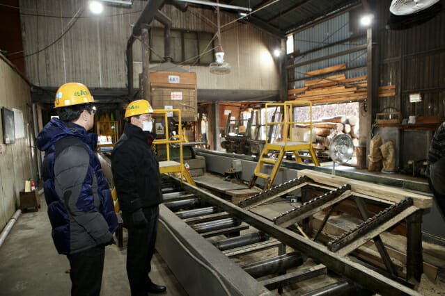 원경환 석탄공사 사장이 장성광업소 생산현장을 점검하고 있다.