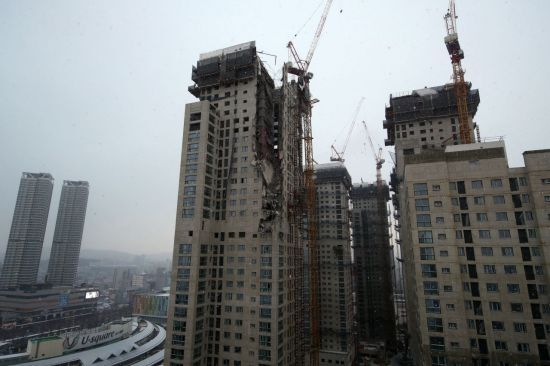 지난 11일 오후 4시께 광주 서구 화정동에서 신축 공사 중인 고층아파트의 외벽이 무너져내렸다. [이미지출처=연합뉴스]