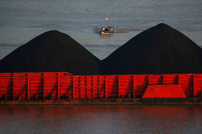 인도네시아 하캄강에서 석탄이 쌓여있는 바지선이 이동하고 있다. /로이터·연합뉴스